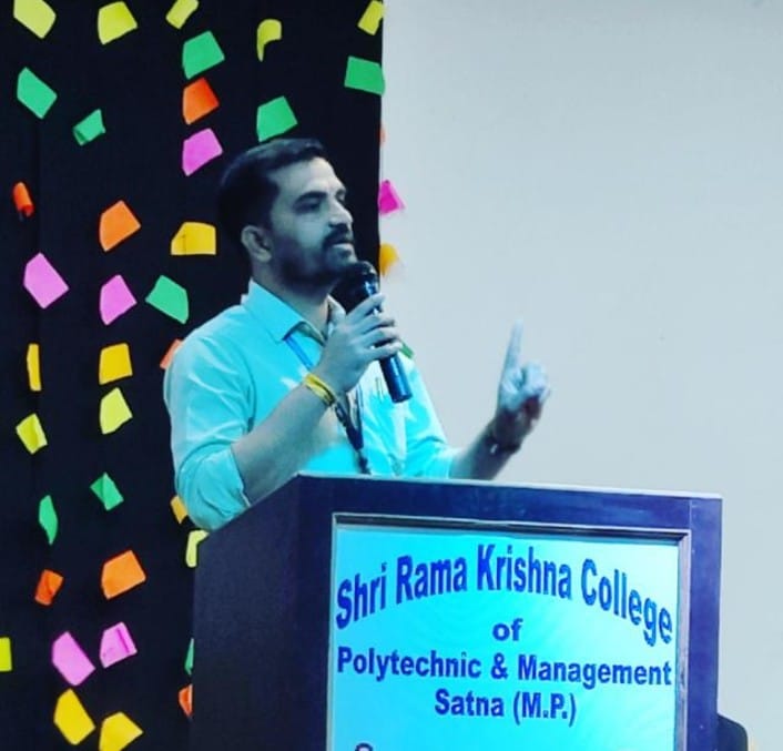 Director Sir College Director : Agnivesh Agnihotri